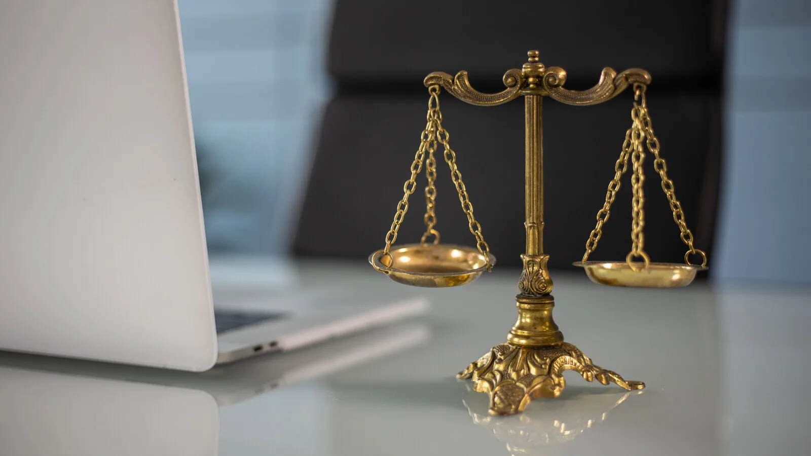 IA et décision judiciaire : limites, droits et contrôle humain