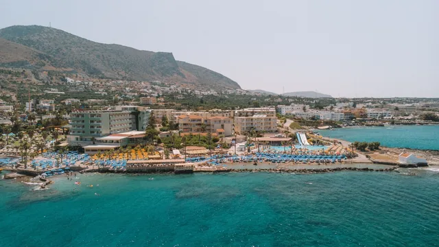 Δόμηση στα 25 μέτρα από την ακτή: τι αλλάζει για τον τουρισμό